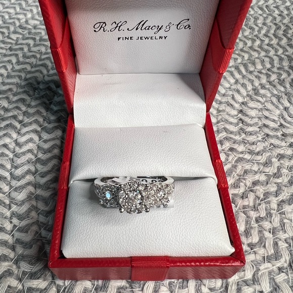 Macy’s bridal ring set. Engagement ring 3/4 ct. t.w. & the band is 1/4 ct t.w. - Picture 6 of 9